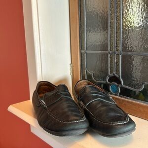 Men’s 8M brown leather loafers by Johnston &Murphy